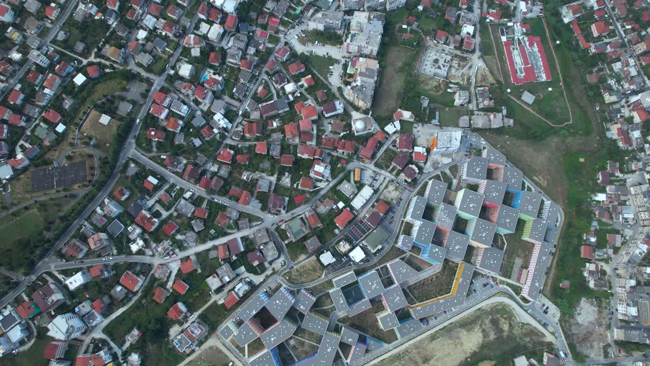 barrio de tirana: el avión no tripulado captura techos rojos, edificios complejos residenciales, arquitectura y calles serenas en la belleza suburbana, vista aérea