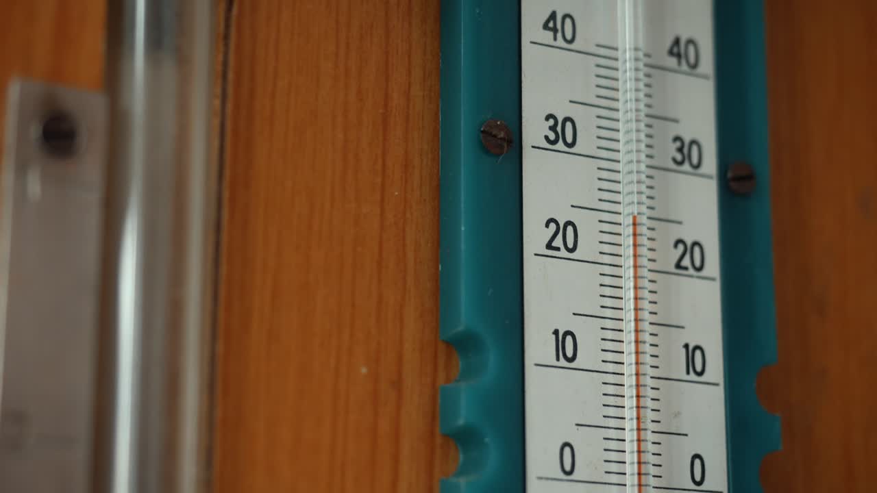 primer plano de un termómetro de pared