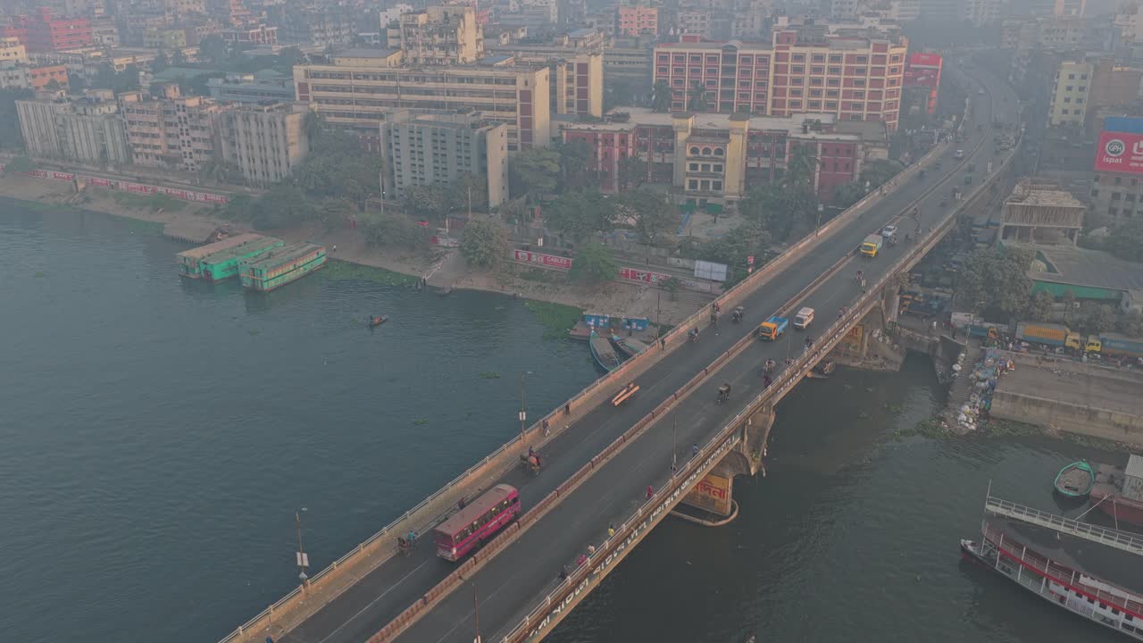 Dronevideo der viser brotrafik og travl flod i Dhaka, Bangladesh