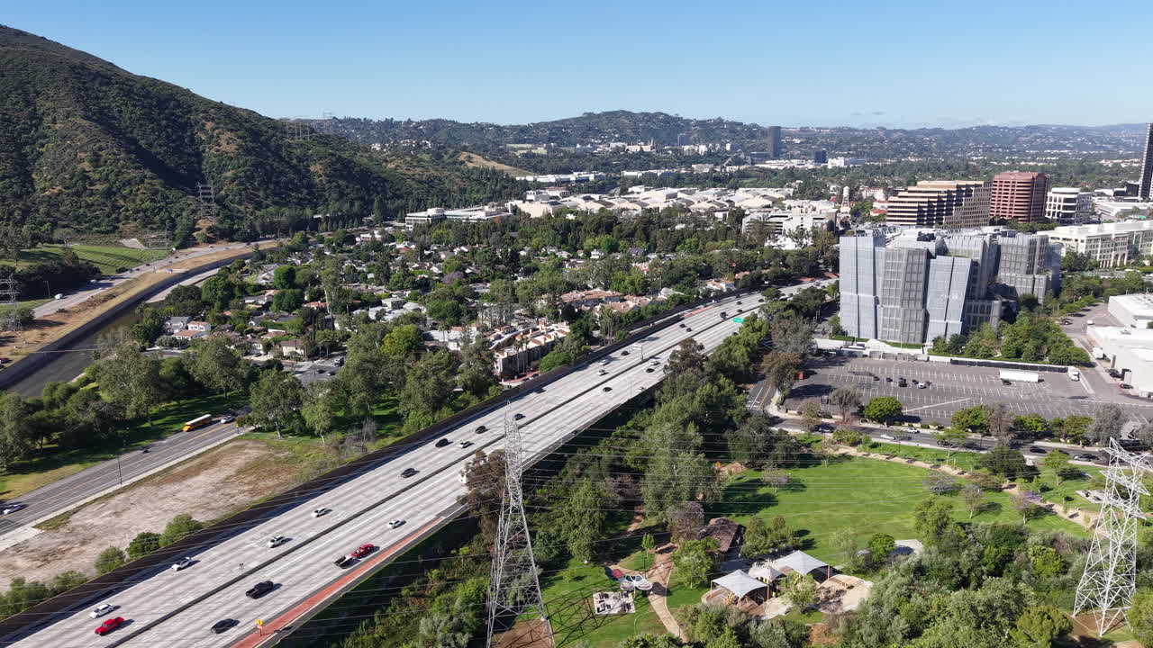Filmato aereo cinematografico diurno con drone catturato sopra Burbank, con una vista angolata che guarda verso la Ventura 134 Freeway.