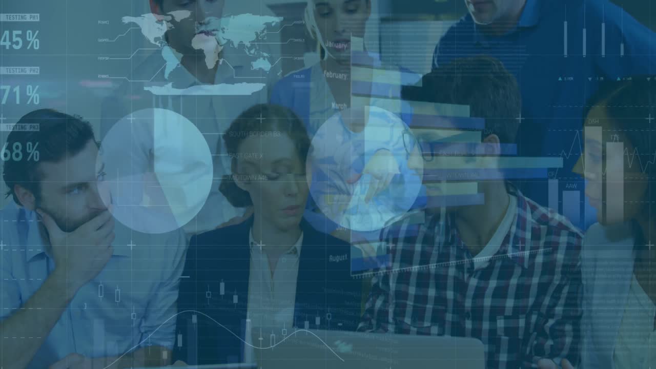 animación de la interfaz infográfica sobre diversos compañeros de trabajo discutiendo informes en la computadora portátil en la oficina.