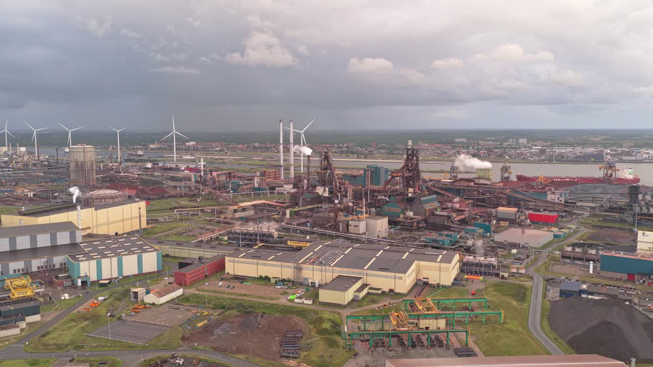 IJmuiden çelik fabrikasının drone görünümü, Hollanda, kaplamalı çelik üretimi