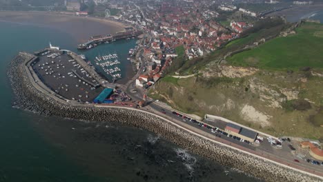 Vista-Aérea-Sobre-El-Pintoresco-Puerto-De-Scarborough,-El-Rompeolas-Del-Puerto-Inglés