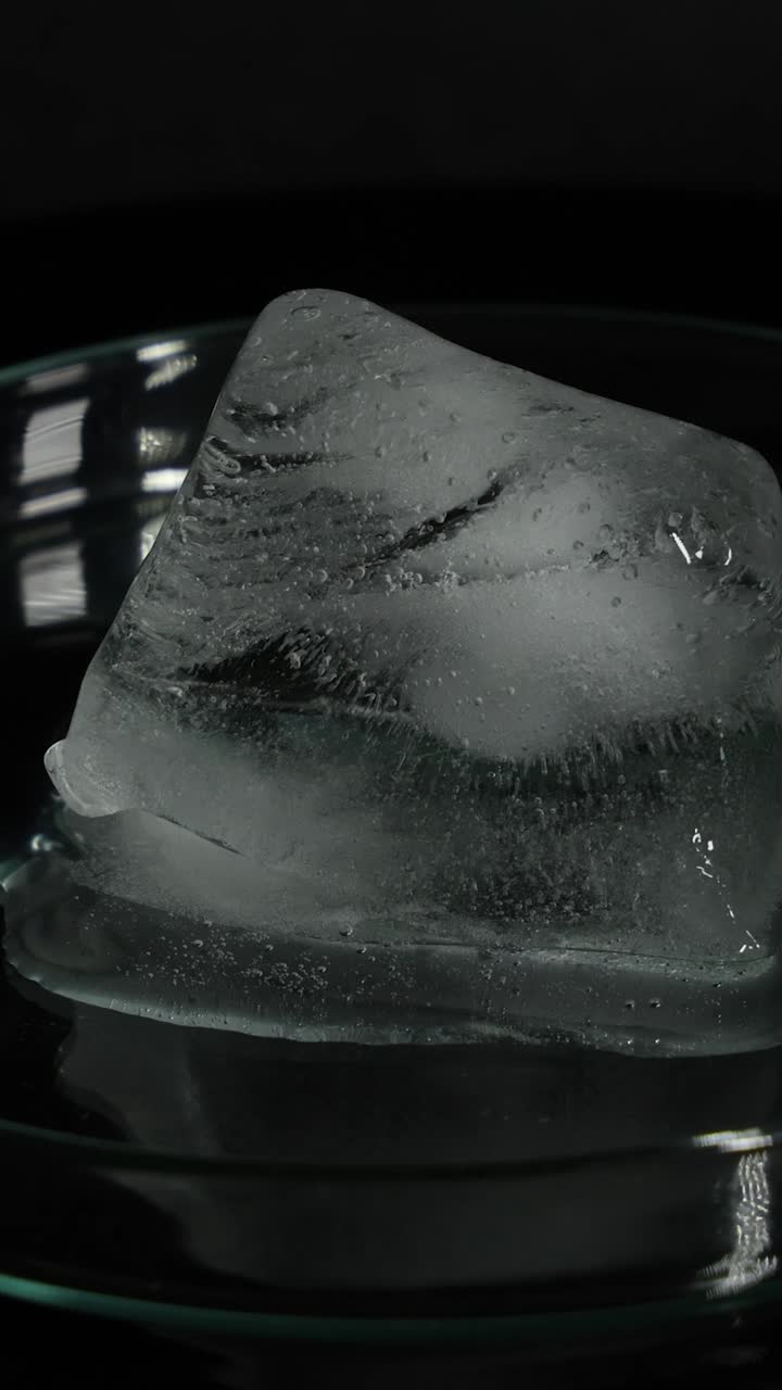 fusión secuencial de hielo en un plato de vidrio transparente