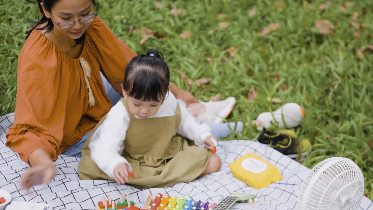Mãe e filha no parque