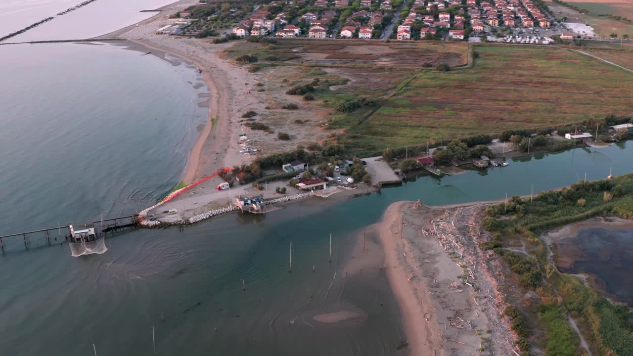 vista aérea de las cabañas de pesca con la típica máquina de pesca italiana, llamada ""trabucco"",lido di dante, fiumi uniti ravenna cerca del valle de comacchio