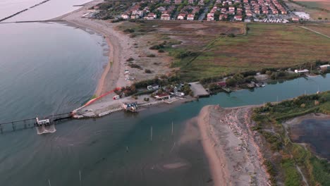 vista aérea de las cabañas de pesca con la típica máquina de pesca italiana, llamada &quot;&quot;trabucco&quot;&quot;,lido di dante, fiumi uniti ravenna cerca del valle de comacchio