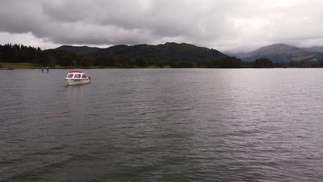 Schwenk-Luftaufnahme-Motorboot-Lake-Windermere