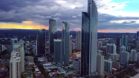 Toma-Aérea-Delantera-De-Edificios-De-Gran-Altura-Contra-El-Cielo-Nublado-En-Gold-Coast,-Queensland,-Australia