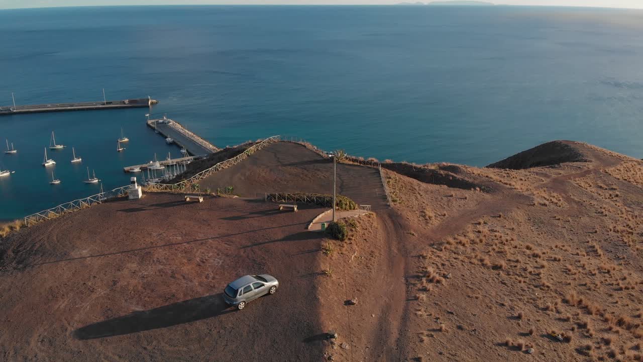 volando sobre el punto de vista de portela en la isla de porto santo al atardecer