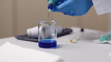 una jeringa está llena de un líquido azul