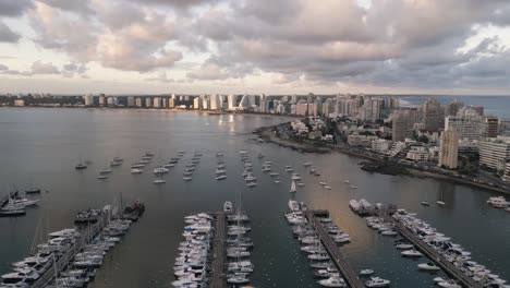 Punta-Del-Este,-Uruguay,-Luftdrohnenansicht,-Hafen,-Festgemachtes-Boot,-Segeln,-Skyline-Des-Atlantischen-Ozeans-Bei-Sonnenuntergang