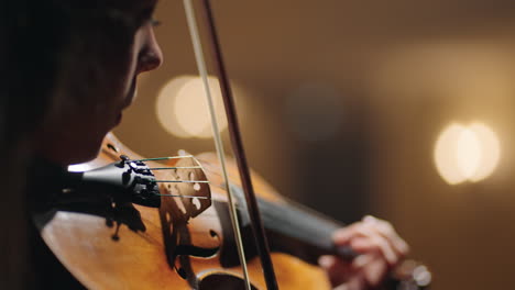 Nahaufnahme-Der-Violine-In-Den-Händen-Einer-Spielerin.-Geigerin-Im-Opernhaus-Konzert-Mit-Klassischer-Musik