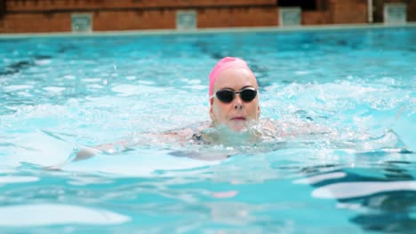 Mujer-Mayor,-Natación,-En,-Piscina