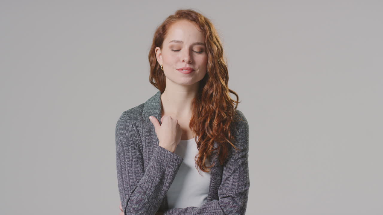 retrato de estudio de una joven mujer de negocios riendo contra un fondo plano