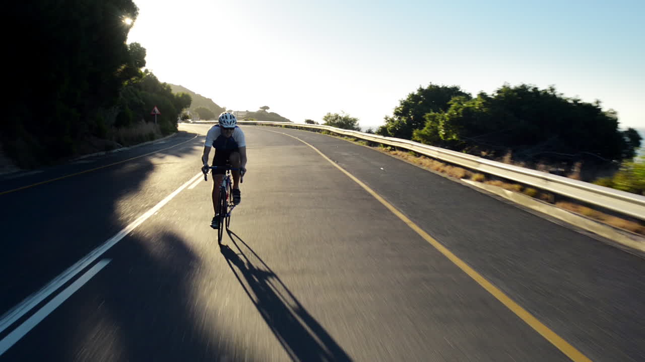 건강한 남자가 도로 자전거를 타고 야외 피트니스 스테디캠 촬영