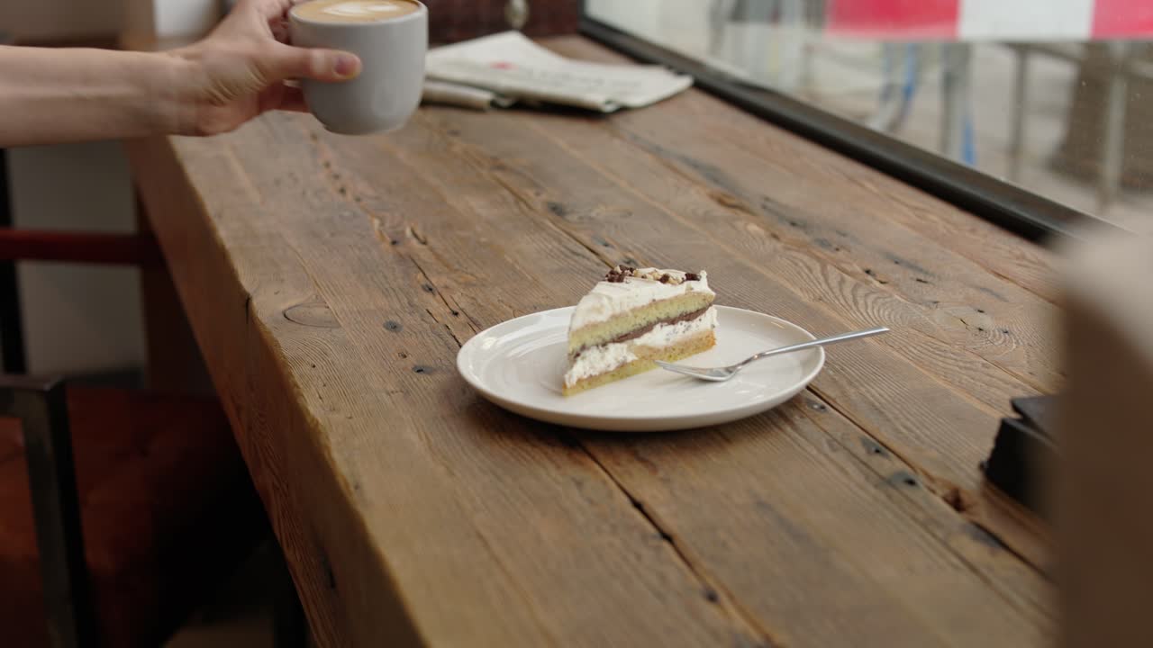 café y pastel en una cafetería