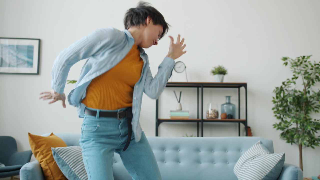 거실에서 춤을 추는 여자