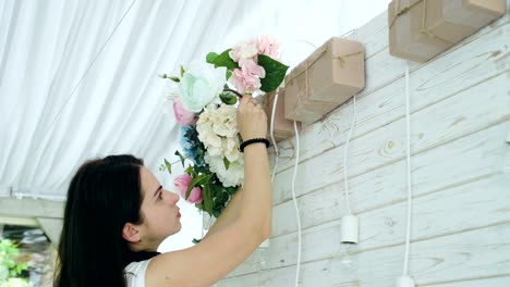 closeup hermosa florista creando primavera colorido arreglo de ramos