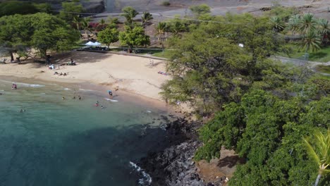 Toma-De-Dron-Cinematográfico-De-4k-En-El-Sentido-De-Las-Agujas-Del-Reloj-De-La-Playa-De-Spencer-En-La-Isla-Grande-De-Hawaii