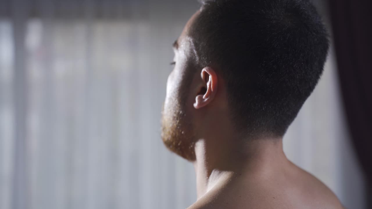 열심히 일하고 훈련해서  ⁇ 을 흘리고 휴식을 취하는 운동선수입니다.