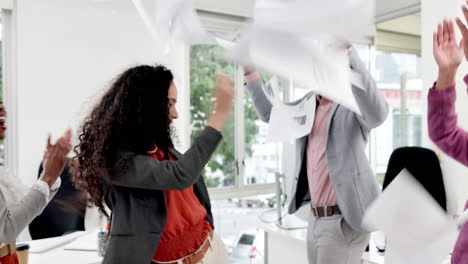 oficina, fiesta y amigos de trabajo bailan por papel