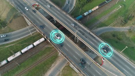 autopista cerca del ferrocarril, tráfico de automóviles en el cruce de carreteras, tecnologías de inteligencia artificial, gráficos en movimiento, visualización del sistema de seguimiento de transporte, viaje en tren de mercancías en el ferrocarril, vista desde la altura.