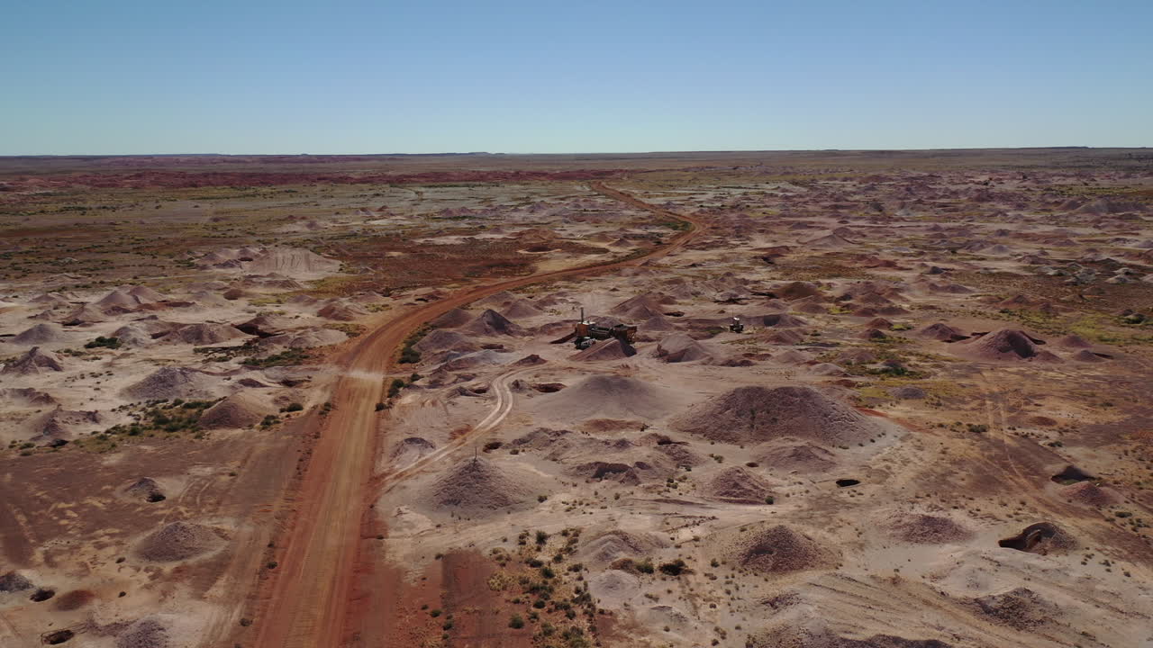Aerea: Ripresa con drone in volo su una vasta miniera di opali a Coober Pedy, nell'Outback dell'Australia Meridionale.