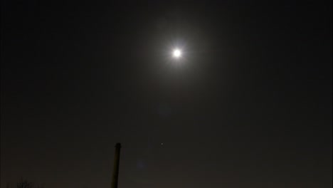 Timelapse-De-La-Luna-Con-Nubes-En-Una-Noche-Estrellada