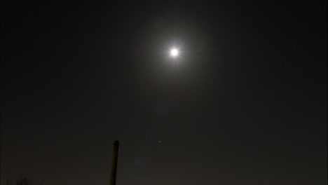 timelapse de la luna con nubes en una noche estrellada