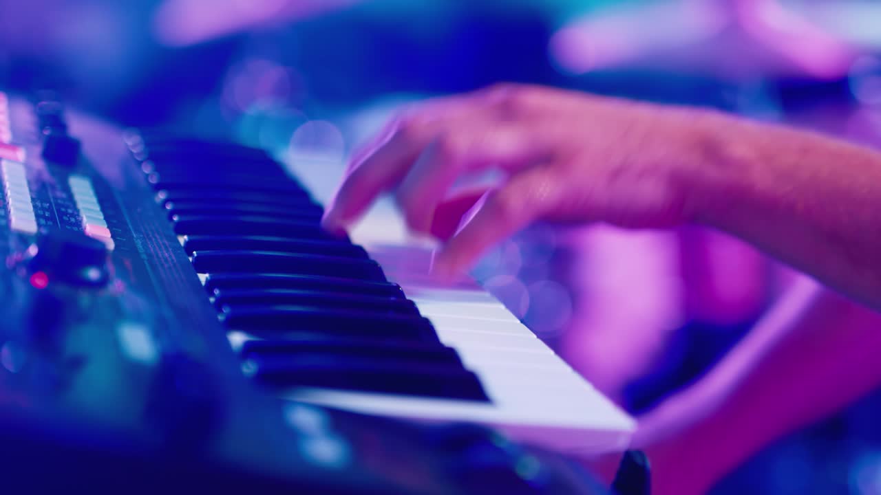 dedos de un músico toca un piano electrónico 1