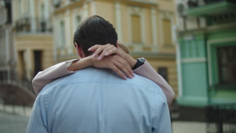 una pareja de amor mirándose en la calle. una pareja joven juntos en una cita.