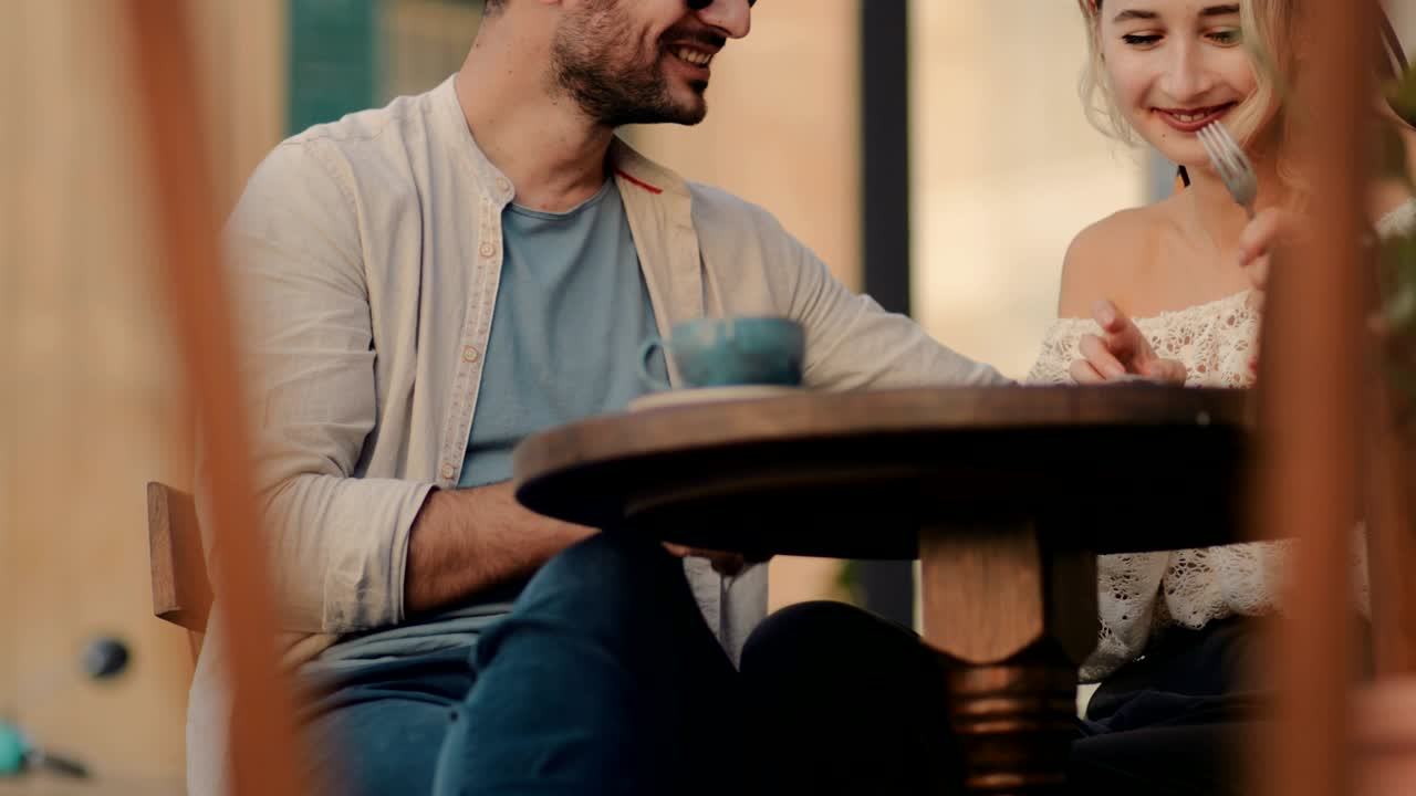 젊은 로맨틱 한 커플 이 이탈리아 의 커피 에서 휴식을 취하고 있다