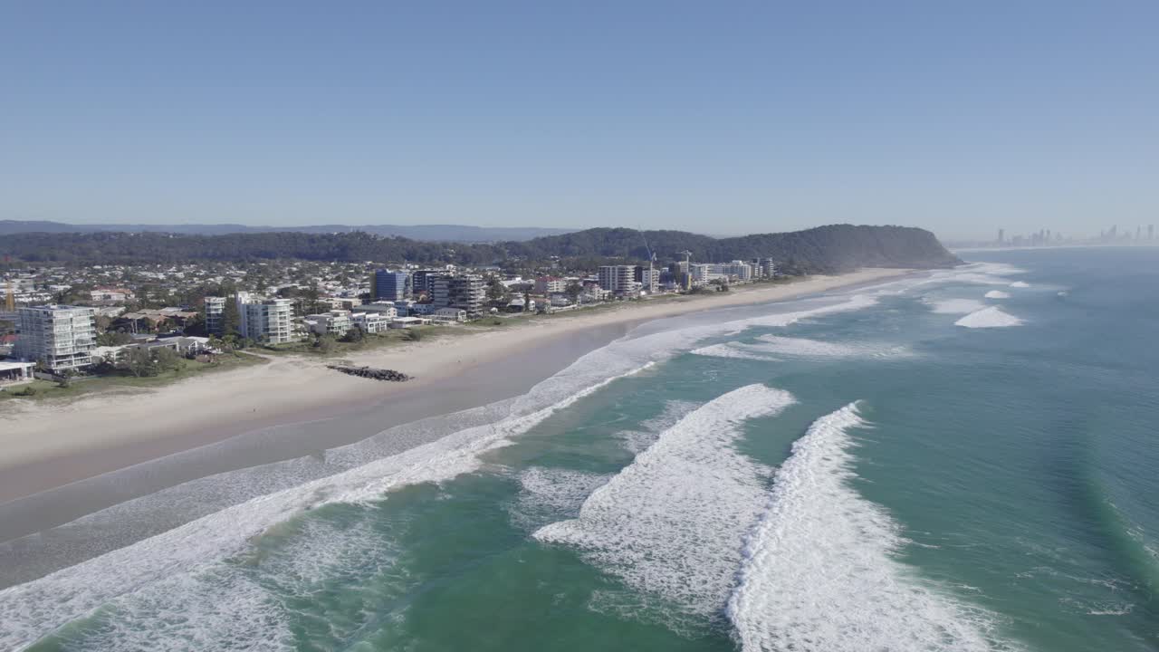 olas espumosas que llegan a la playa en verano en gold coast, australia - la playa más limpia de queensland