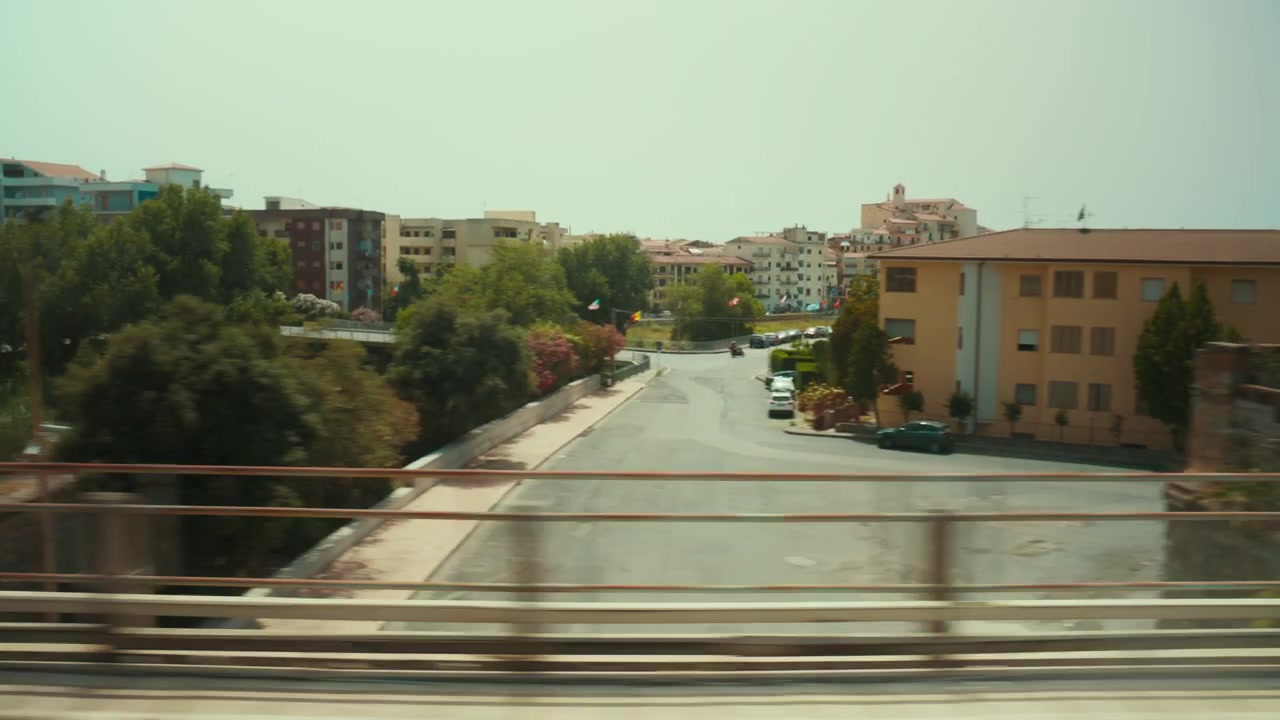 Casas en una ciudad italiana vistas durante un viaje en tren de ocio.