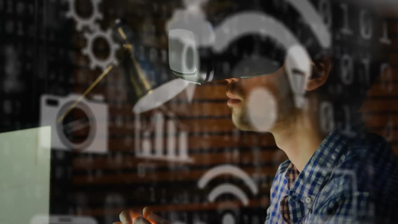 animación de iconos de redes sociales y procesamiento de datos sobre hombre de raza mixta que usa auriculares vr