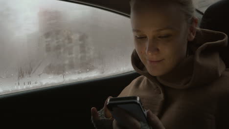 Mujer-Usando-Un-Teléfono-Inteligente-En-El-Auto