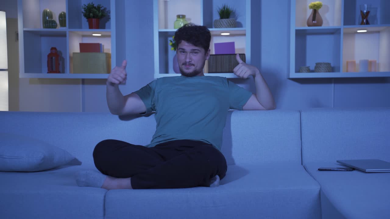 밤에 집에 가면, 그 남자는 모든 것이 잘 되고 있다고 말합니다.