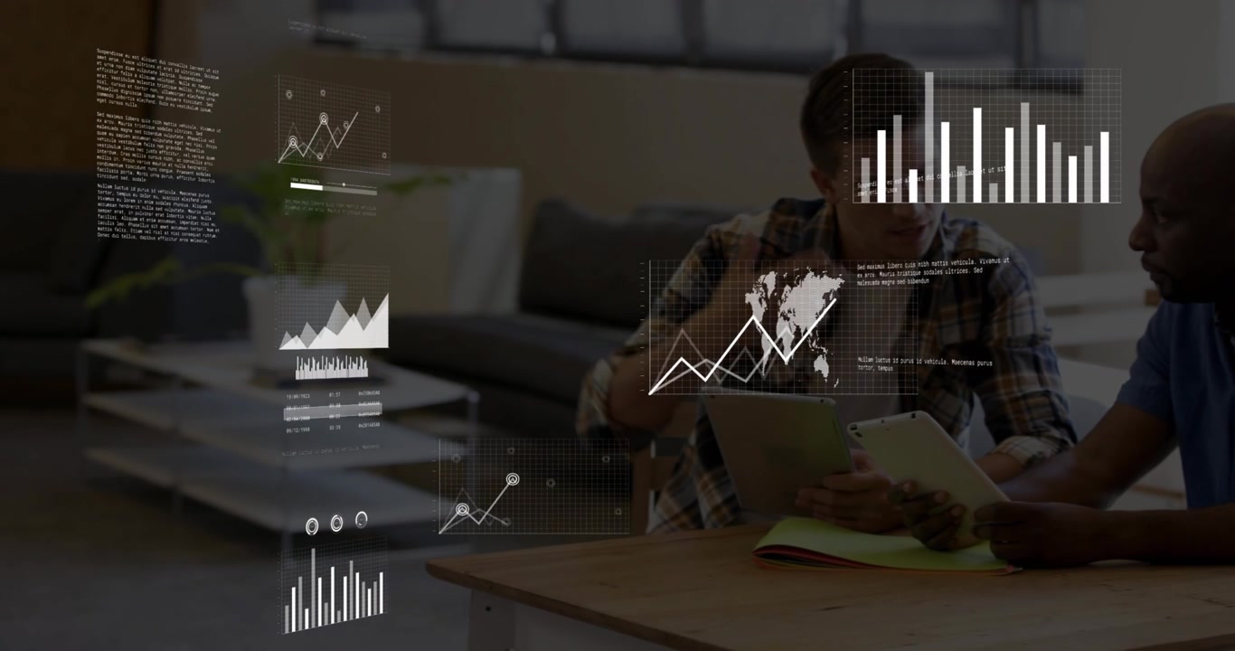 To forskjellige menn som samarbeider om forretningsdata med digitale overlegg