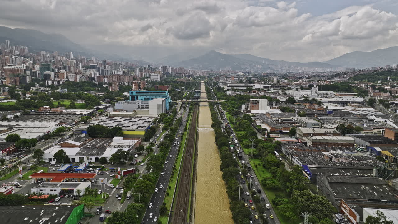 medellín colombia aerial v14 sobrevuelo del río capturando el paisaje urbano de los barrios ribereños, la carretera ocupada y el tráfico callejero y la estación de tren del metro de poblado - filmado con mavic 3 cine - noviembre 2022