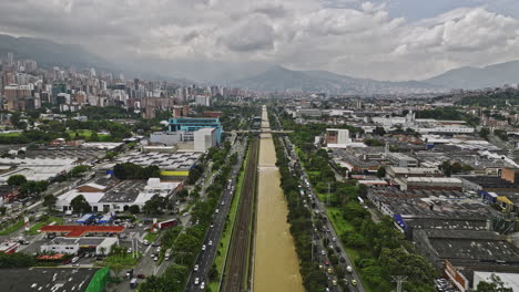 Medellin-Kolumbien-Luftaufnahme-V14-Überführung-Des-Flusses,-Aufnahme-Der-Stadtlandschaft-Von-Flussufervierteln,-Stark-Befahrenen-Autobahnen-Und-Straßenverkehr-Sowie-Der-U-Bahn-Station-Poblado-–-Aufgenommen-Mit-Mavic-3-Cine-–-November-2022