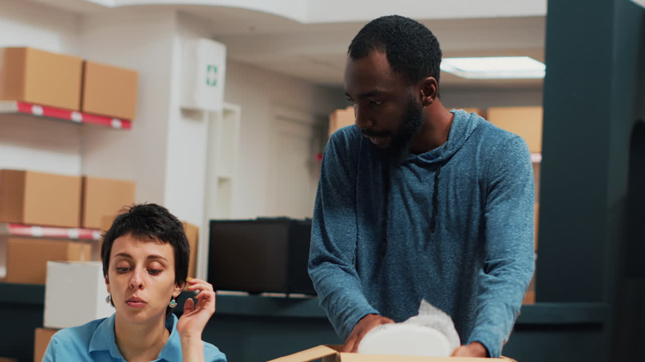 gente trabajando en un almacen