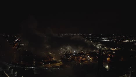 vista aérea de la chimenea que contamina el aire durante la noche