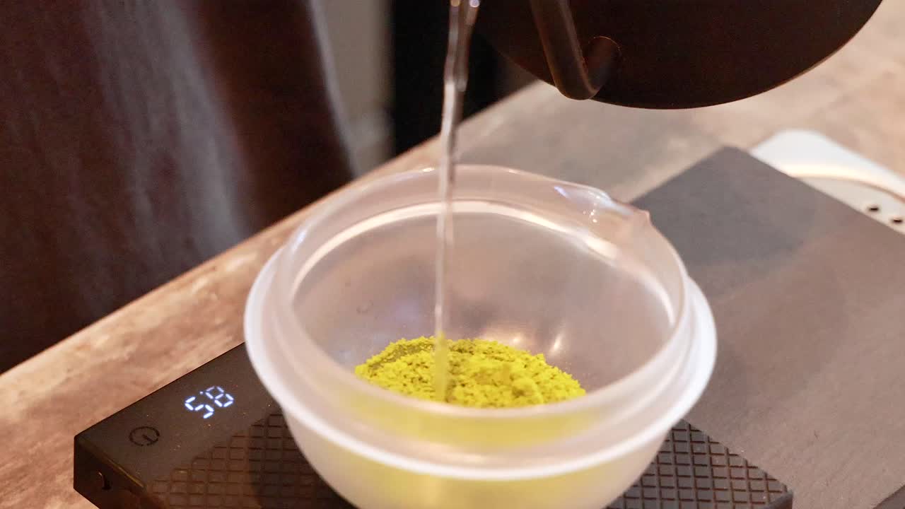 전통적인 환경에서 matcha 차 준비