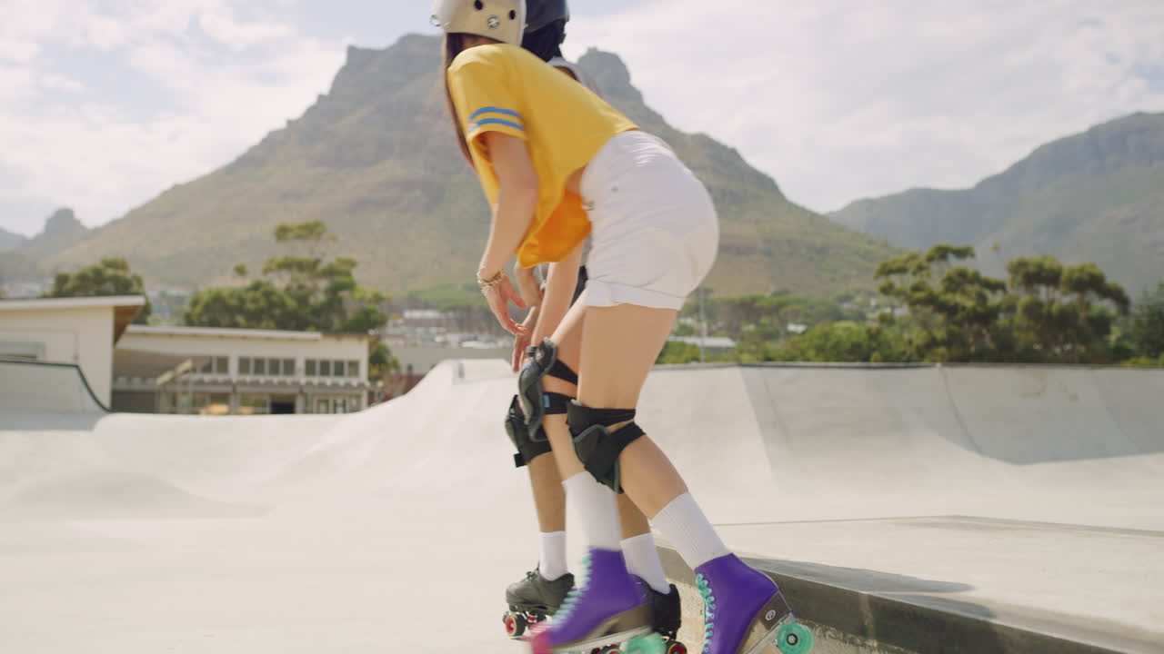 스케이트 파크 에서 롤러 스케이팅 하는 친구 들