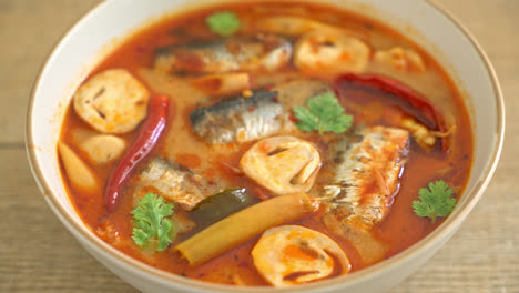 tom yum caballa enlatada en sopa picante - estilo de comida asiática