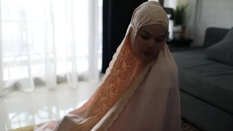 asian young woman sholat and reading qur'an