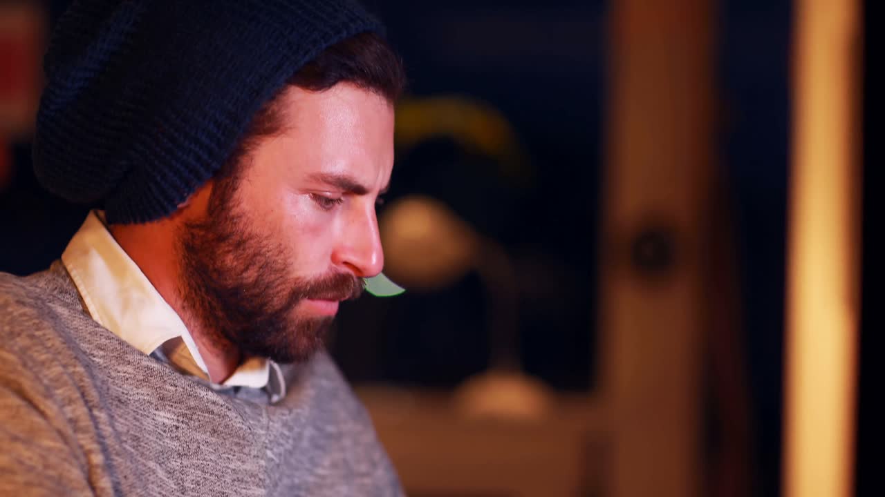 컴퓨터 를 이용 하여 일 하는 경영자