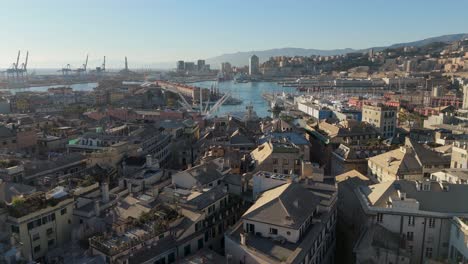 Das-Historische-Zentrum-Von-Genua-Mit-Gebäuden-Und-Hafen,-Klarer-Himmel,-Luftaufnahme