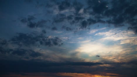 Weitläufiger,-Wunderschöner-Himmel-Mit-Dunkelblauen-Und-Orangefarbenen-Hintergrundwolken-Bei-Sonnenuntergang-In-4k